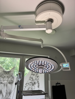 Lampa zabiegowa jednoramienna podwieszana 700